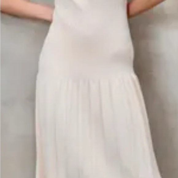 Elegant Cream Sleeveless Dress - Picture 2 of 10